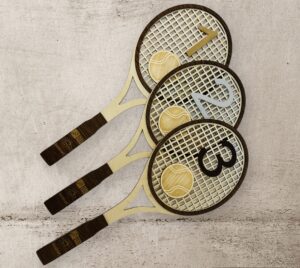 Rakiety do tenisa ziemnego wykonane ze sklejki jako statuetki.