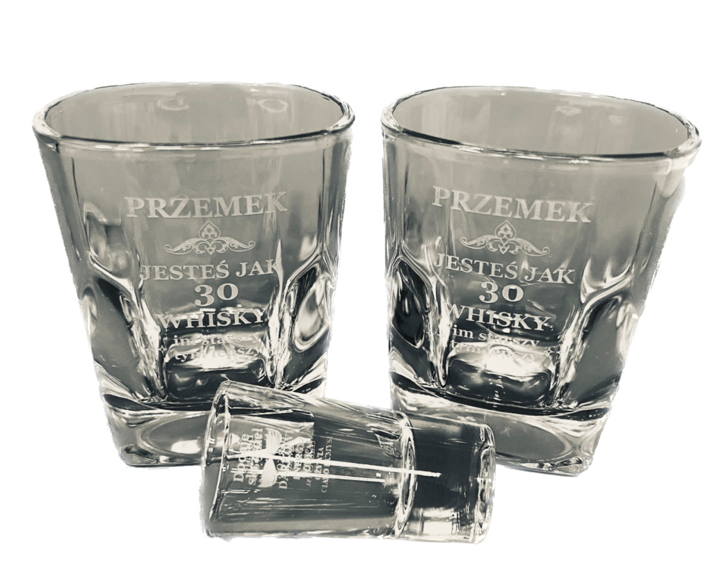 Grawerowane szkło, kieliszek i drinkówki