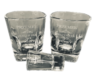Grawerowane szkło, kieliszek i drinkówki